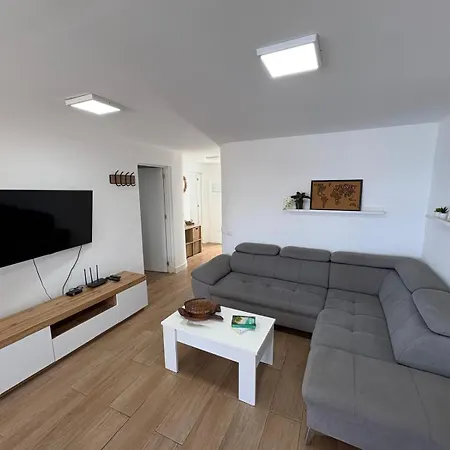 The Whiter House アパート *