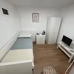 아파트 The Whiter House